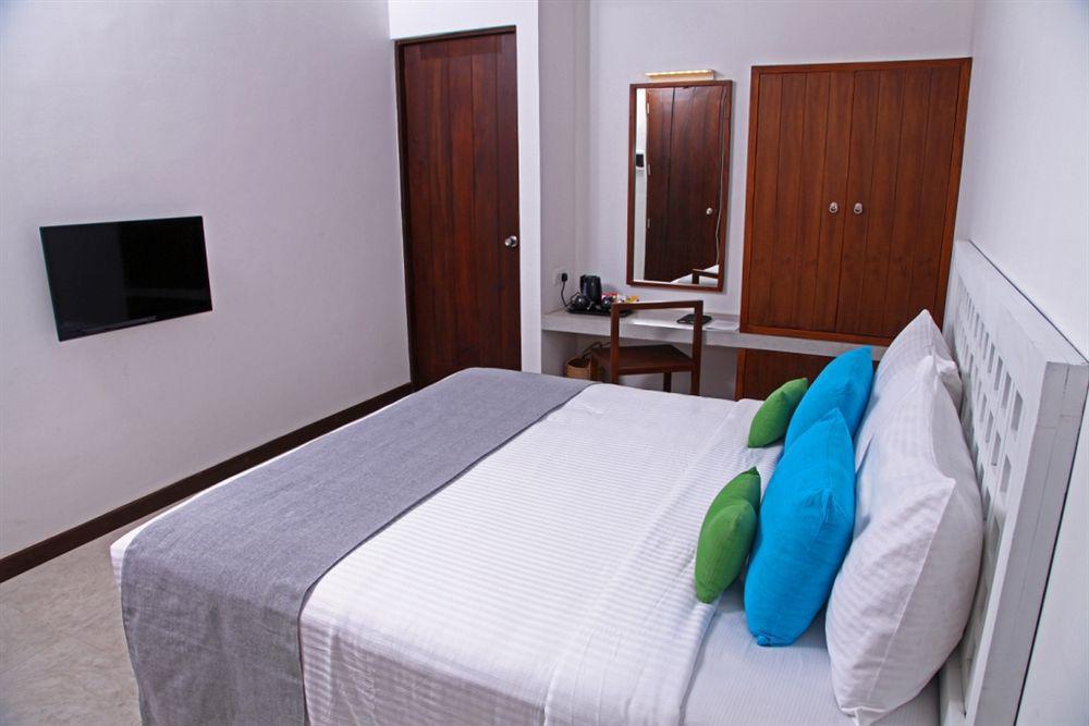 Blue Oceanic Beach Hotel Negombo Eksteriør billede